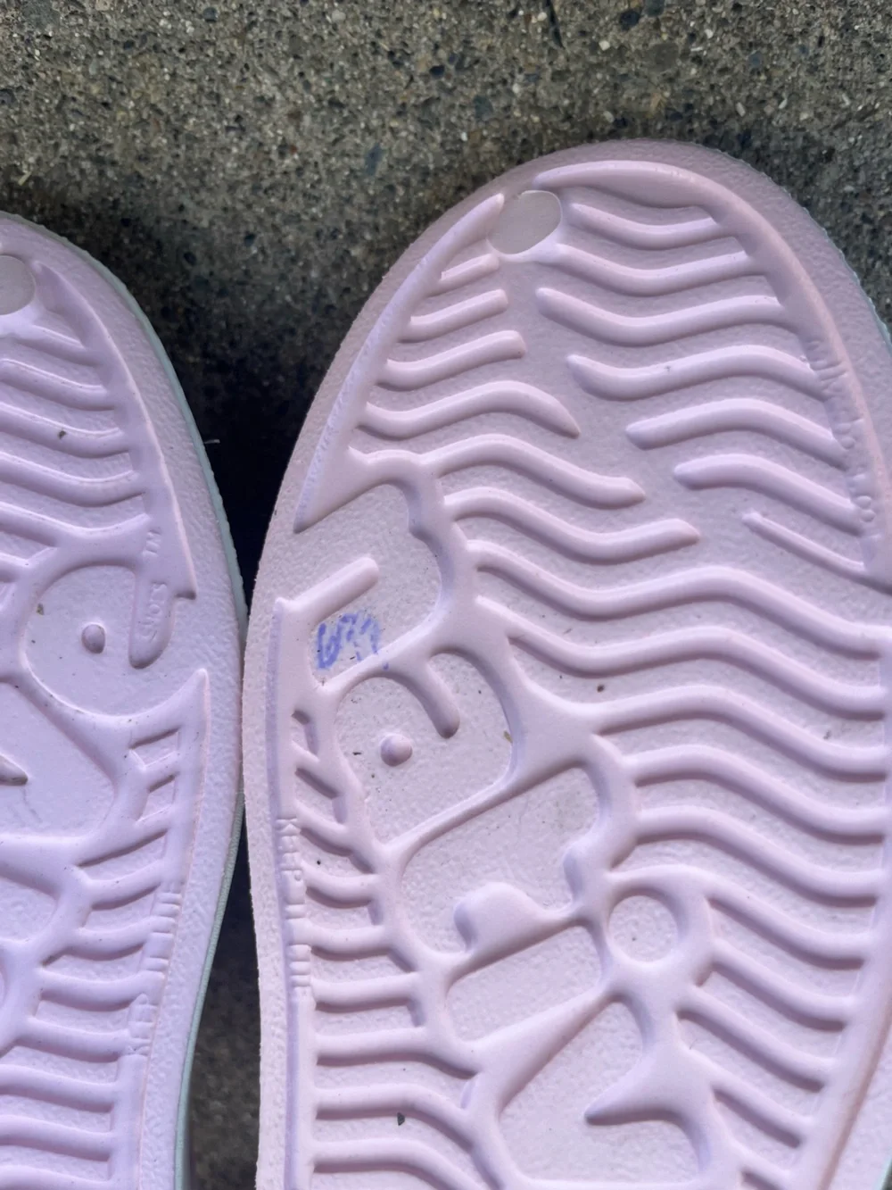 NWT Native Jefferson Slip-On Kids Shoes in Light Pink Size 4